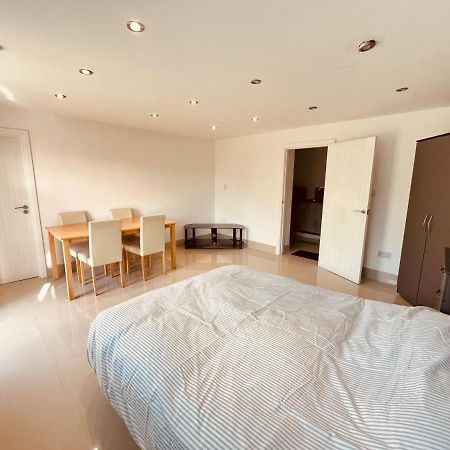Large Studio Flat B Near Heathrow Hillingdon Exterior foto
